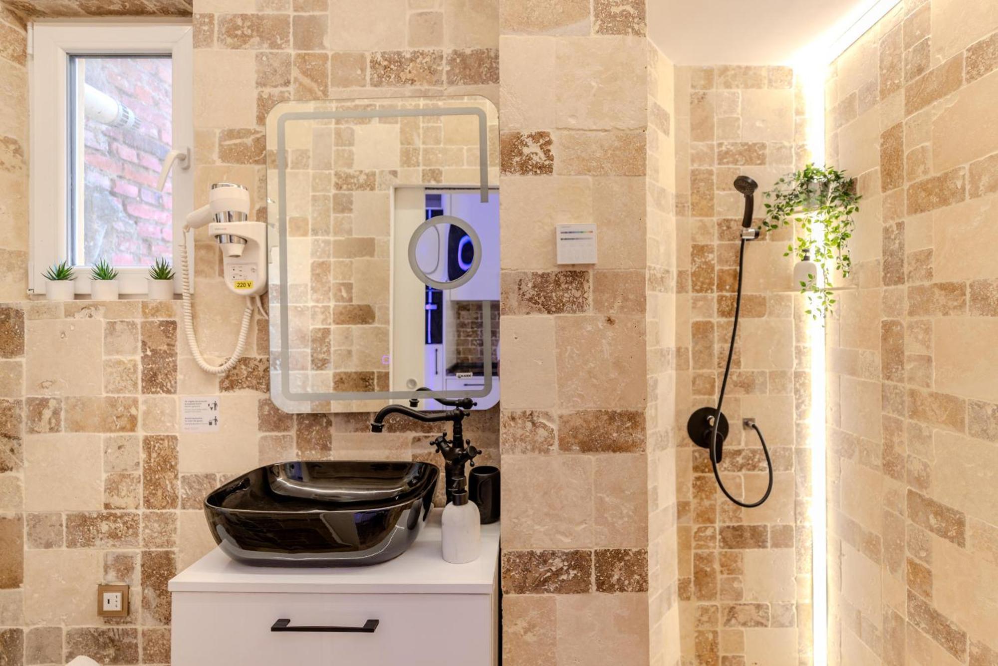 Luxury Living: Smart 2Br Apartment At Unirii Square 부쿠레슈티 외부 사진